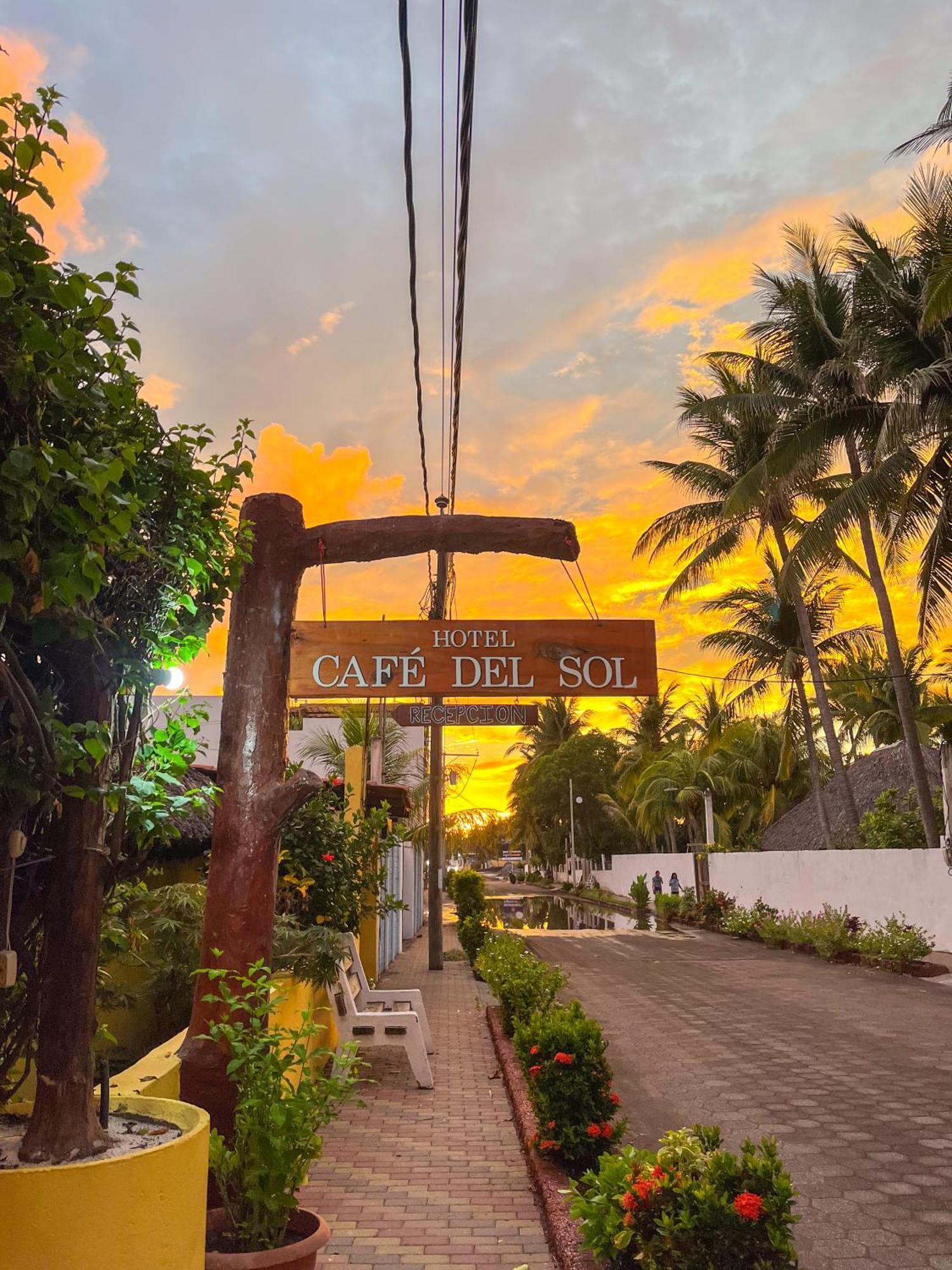 Hotel Cafe Del Sol Monterrico Exterior photo